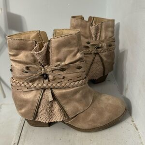 Jelly Pop Valencia boots - size 8.5 distressed faux suede